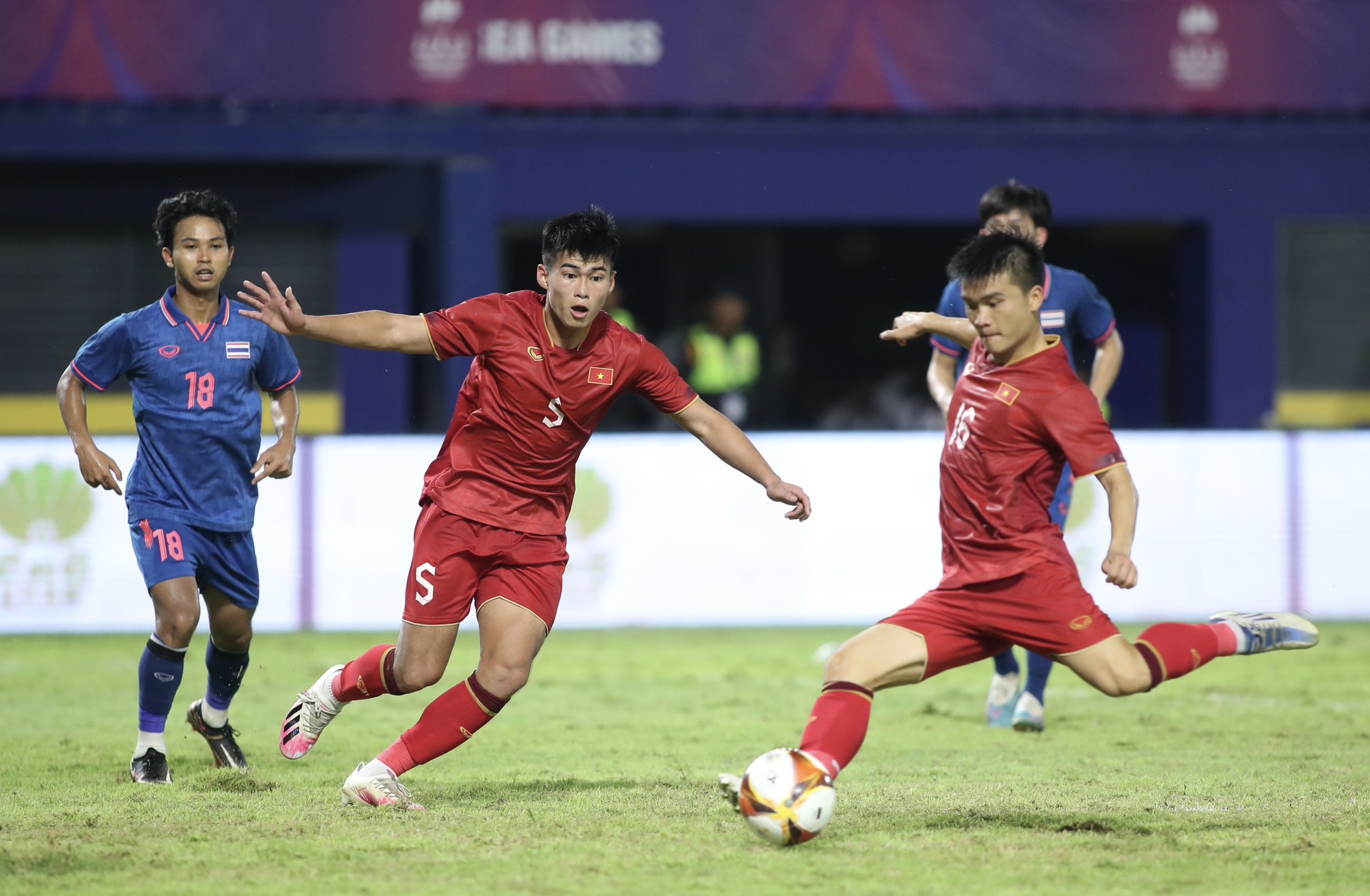 Dự đoán bán kết U22 Việt Nam – U22 Indonesia: Xem phù thủy Troussier ra chiêu - Ảnh 1.