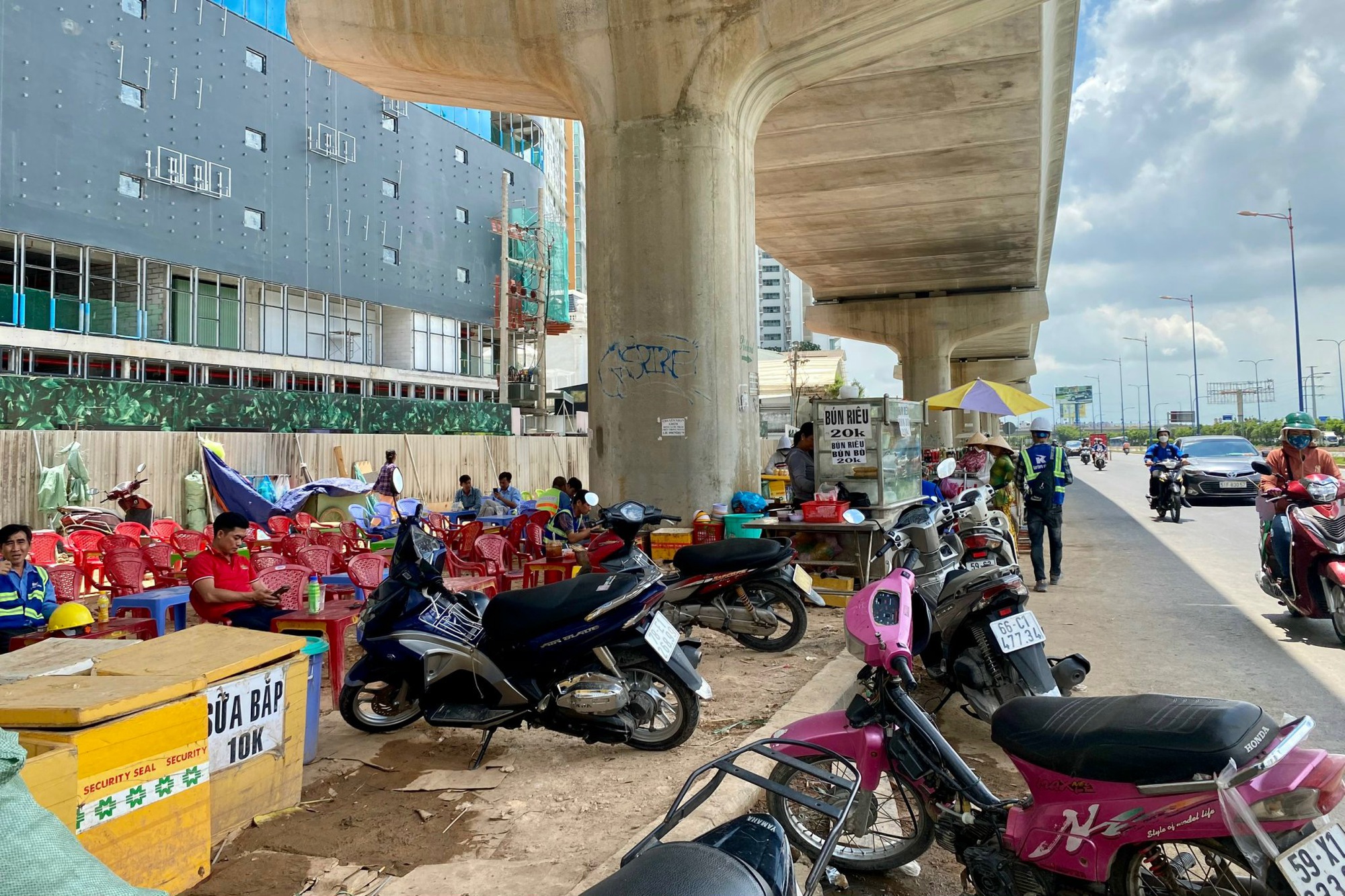 Đột k&iacute;ch nơi t&agrave;u metro Bến Th&agrave;nh - Suối Ti&ecirc;n bị vẽ bậy - Ảnh 6.