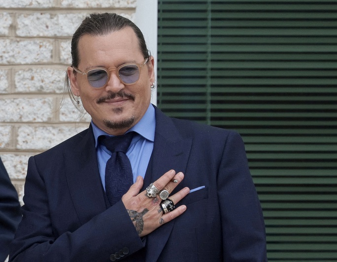 “Cướp biển” Johnny Depp "lên hương" sau khi vợ cũ rời Hollywood
