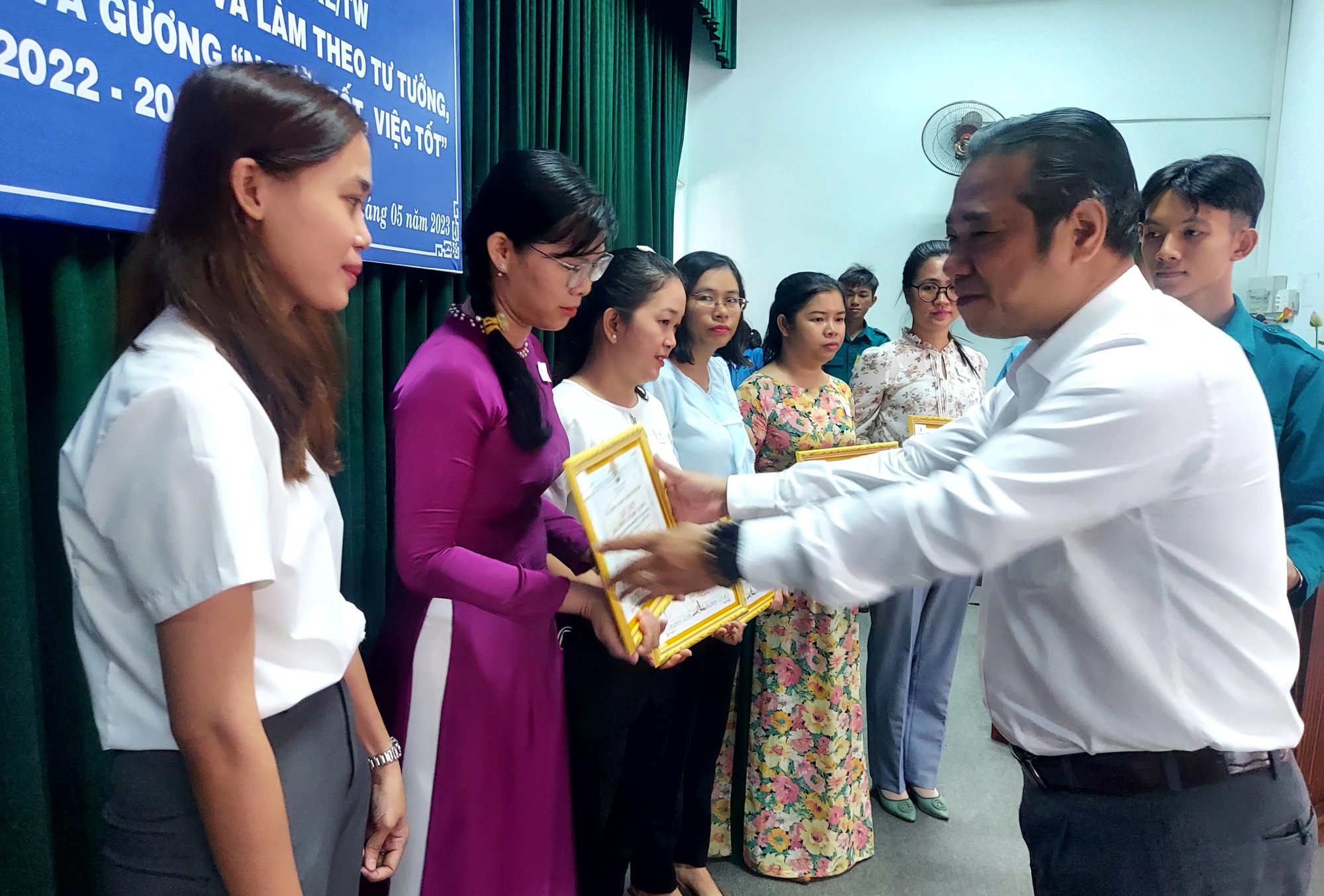 Tuyên dương điển hình học và làm theo gương Bác