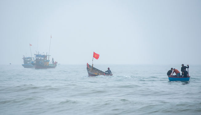 CUỘC THI ẢNH THIÊNG LIÊNG CỜ TỔ QUỐC Ngọn cờ trên sóng - Ảnh 6.