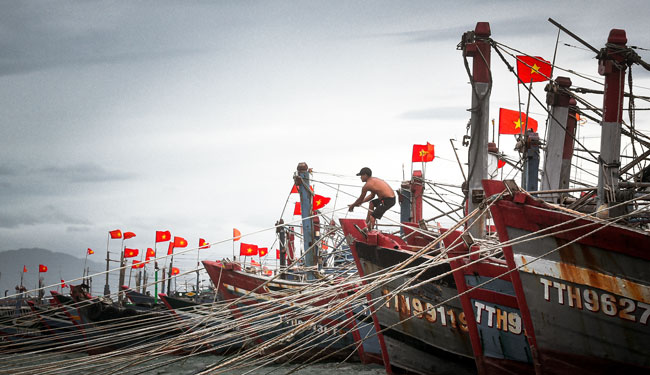CUỘC THI ẢNH THIÊNG LIÊNG CỜ TỔ QUỐC Ngọn cờ trên sóng - Ảnh 3.