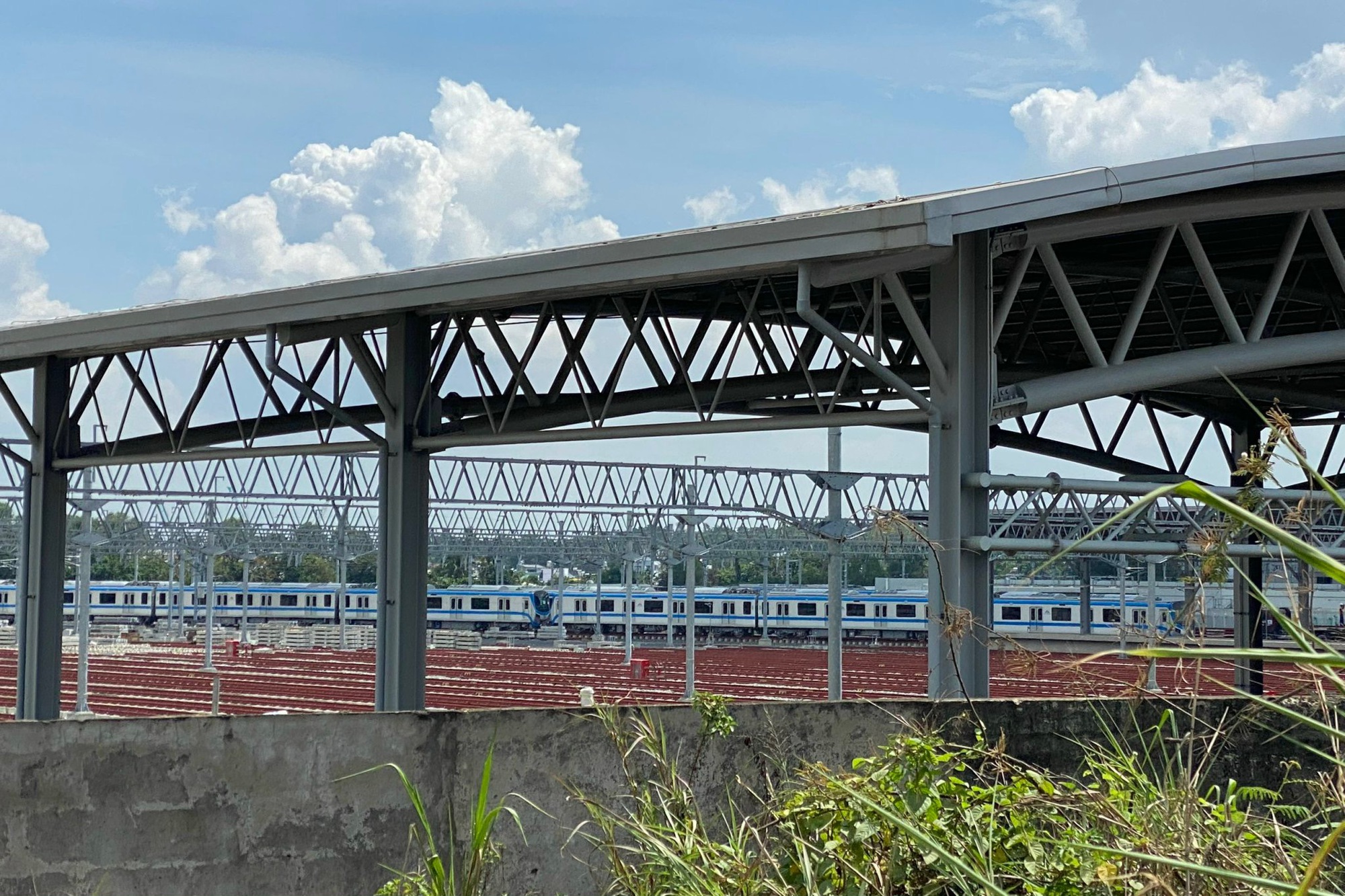 Đột k&iacute;ch nơi t&agrave;u metro Bến Th&agrave;nh - Suối Ti&ecirc;n bị vẽ bậy - Ảnh 1.
