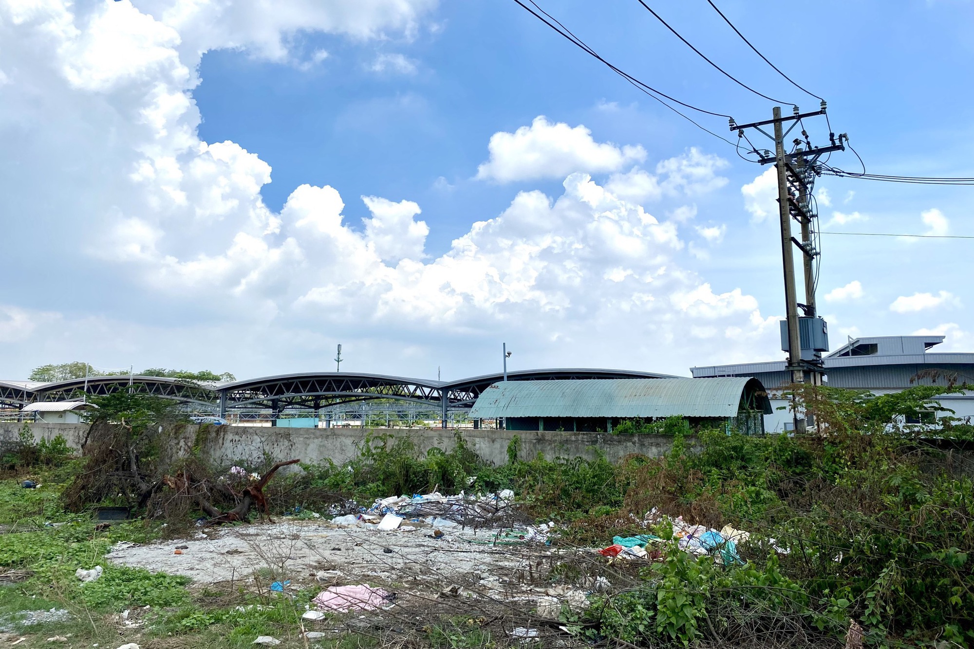 Đột k&iacute;ch nơi t&agrave;u metro Bến Th&agrave;nh - Suối Ti&ecirc;n bị vẽ bậy - Ảnh 2.