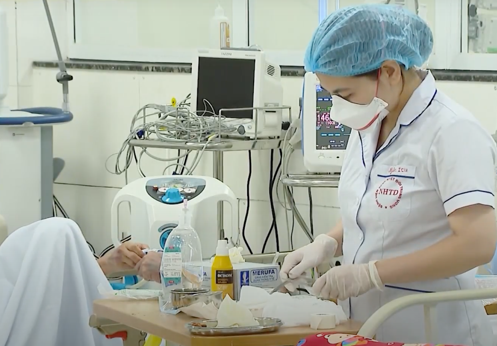 Dịch COVID-19 hôm nay: Ca nhiễm giảm mạnh ngày cuối tuần