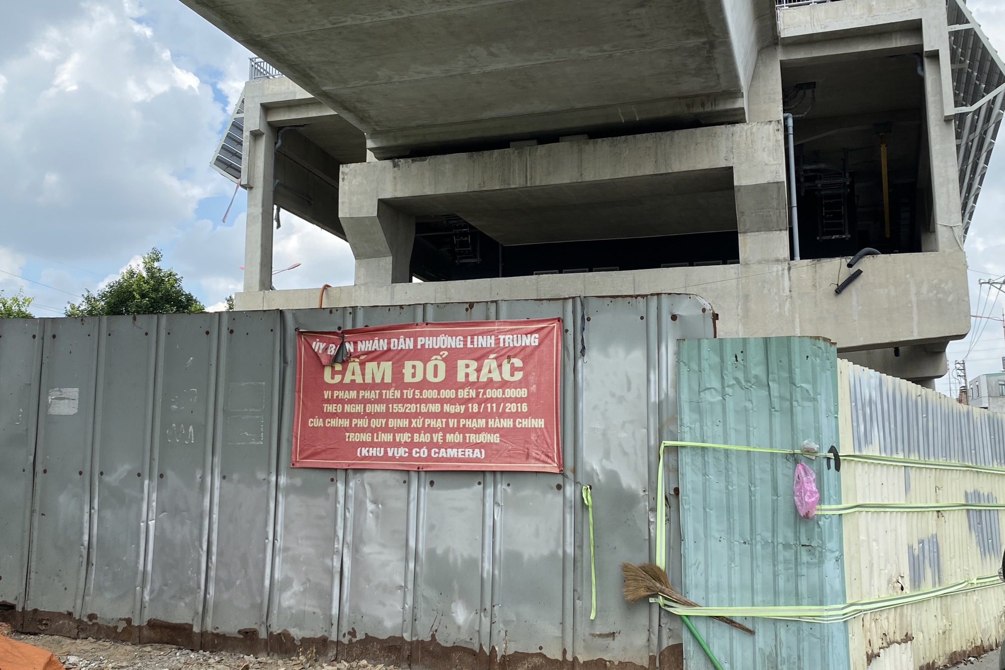 Đột k&iacute;ch nơi t&agrave;u metro Bến Th&agrave;nh - Suối Ti&ecirc;n bị vẽ bậy - Ảnh 8.