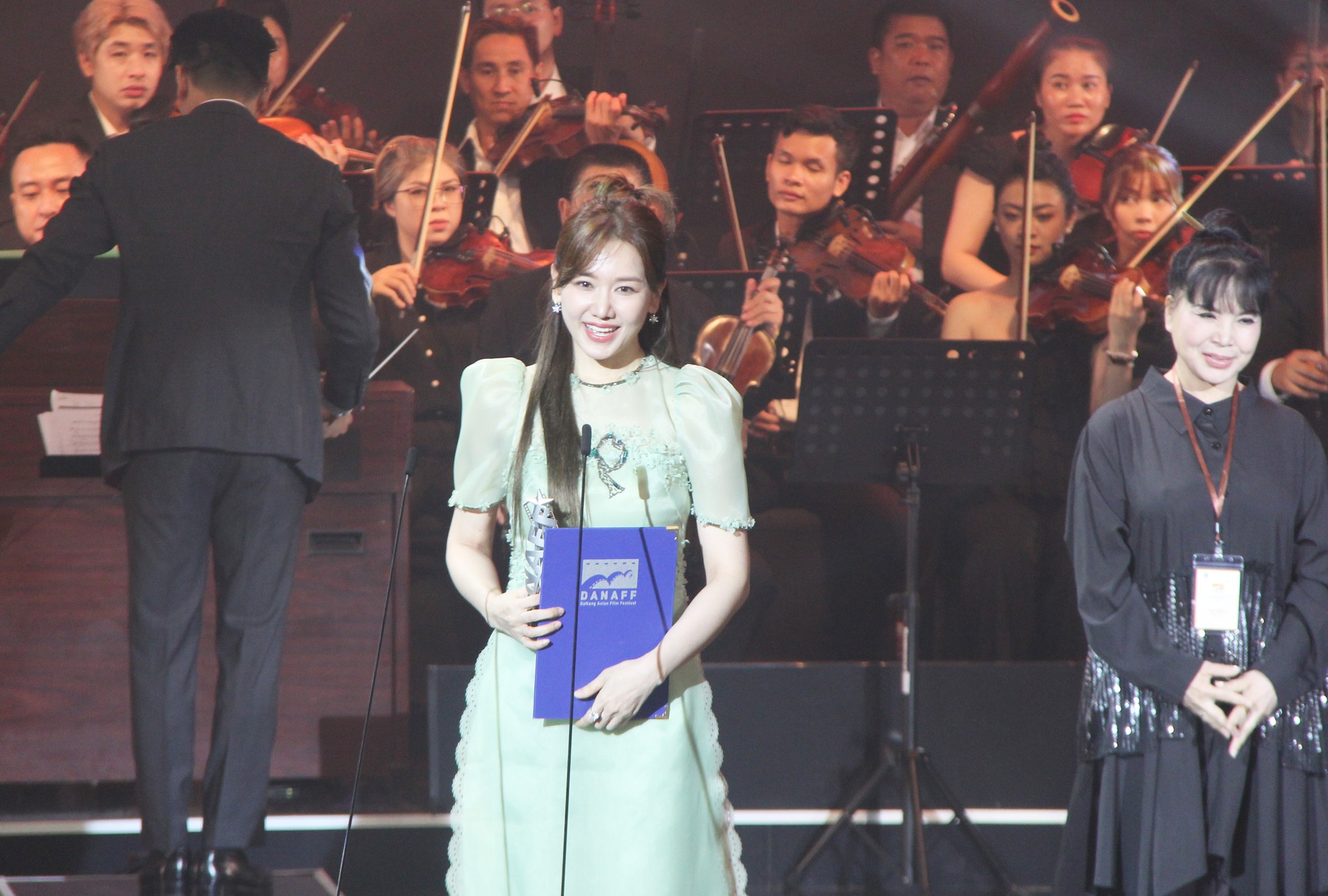 Nh&agrave; b&agrave; Nữ, Trấn Th&agrave;nh nhận giải phim Việt Nam, đạo diễn xuất sắc DANAFF I - Ảnh 7.