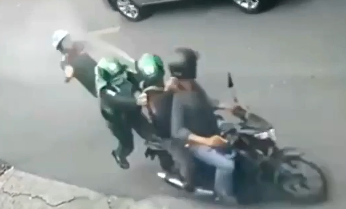 Ý kiến sau clip trung úy bị xịt hơi cay vẫn quật ngã nghi phạm trong 1 giây
