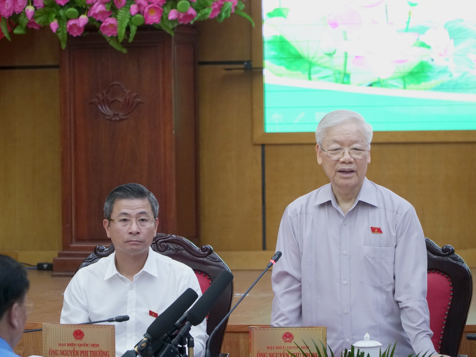 Những h&igrave;nh ảnh Tổng B&iacute; thư Nguyễn Ph&uacute; Trọng tiếp x&uacute;c cử tri