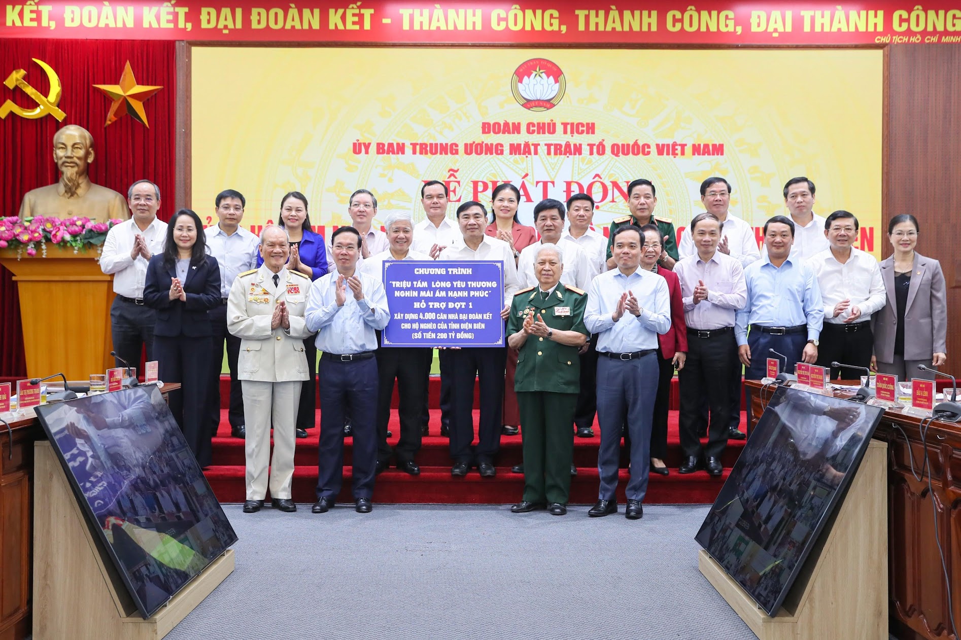 Chủ tịch nước kêu gọi xây 7.000 - 8.000 căn nhà cho đồng bào Điện Biên và Tây Bắc - Ảnh 1.