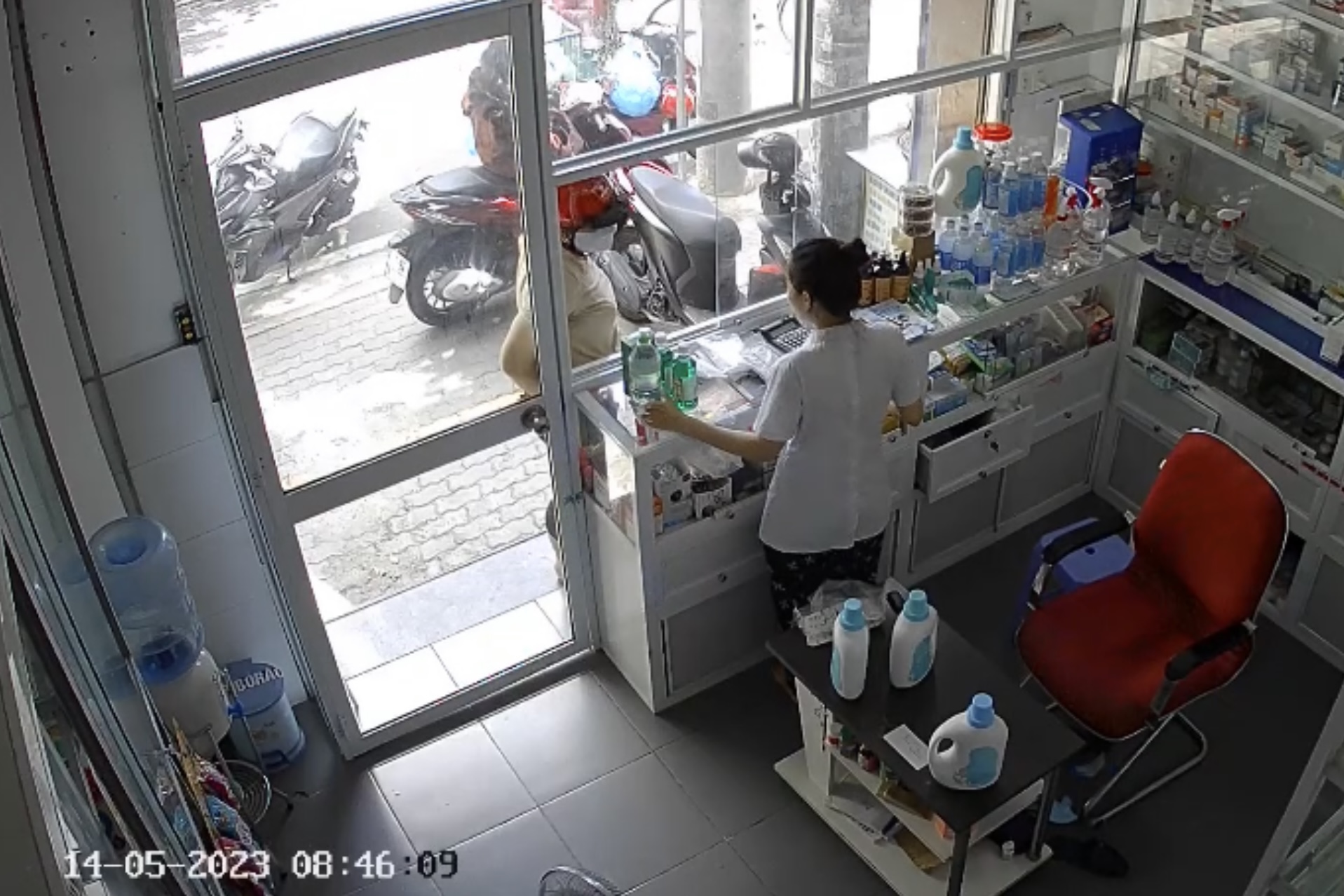 CLIP: Nữ dược sĩ ở TP HCM bị lừa v&igrave; qu&aacute; thương người - Ảnh 4.