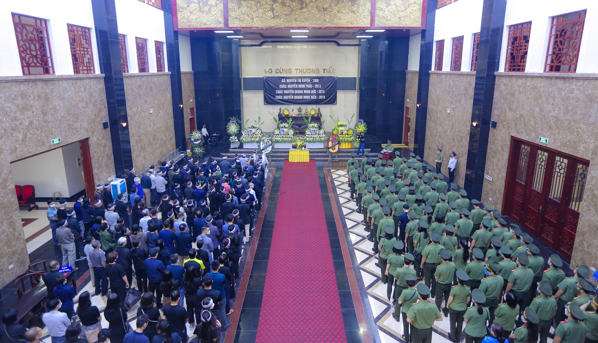 Đẫm lệ tiễn biệt 4 b&agrave; ch&aacute;u tử vong trong vụ hỏa hoạn thương t&acirc;m - Ảnh 1.