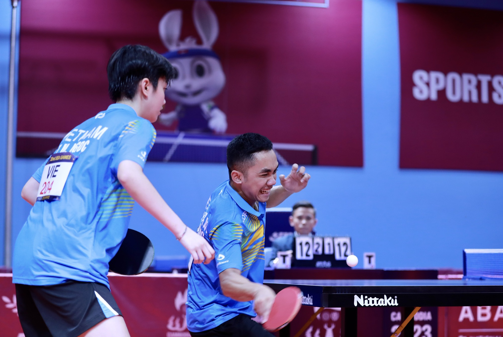 SEA Games 32: Hai nh&agrave; v&ocirc; địch b&oacute;ng b&agrave;n tuổi teen l&agrave;m n&ecirc;n lịch sử sau 26 năm - Ảnh 7.