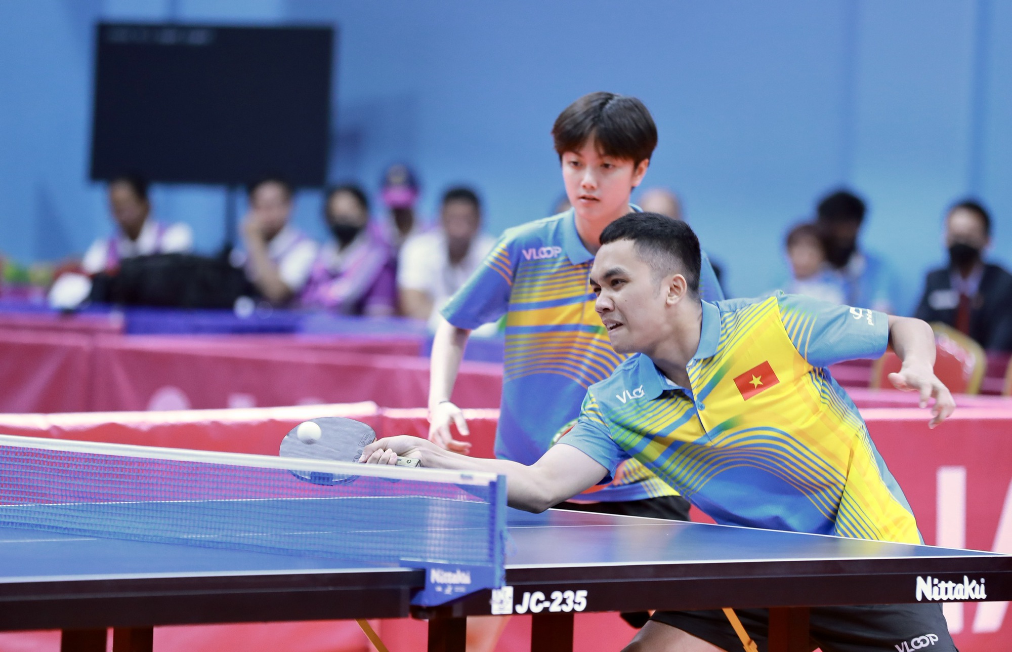SEA Games 32: Hai nh&agrave; v&ocirc; địch b&oacute;ng b&agrave;n tuổi teen l&agrave;m n&ecirc;n lịch sử sau 26 năm - Ảnh 2.