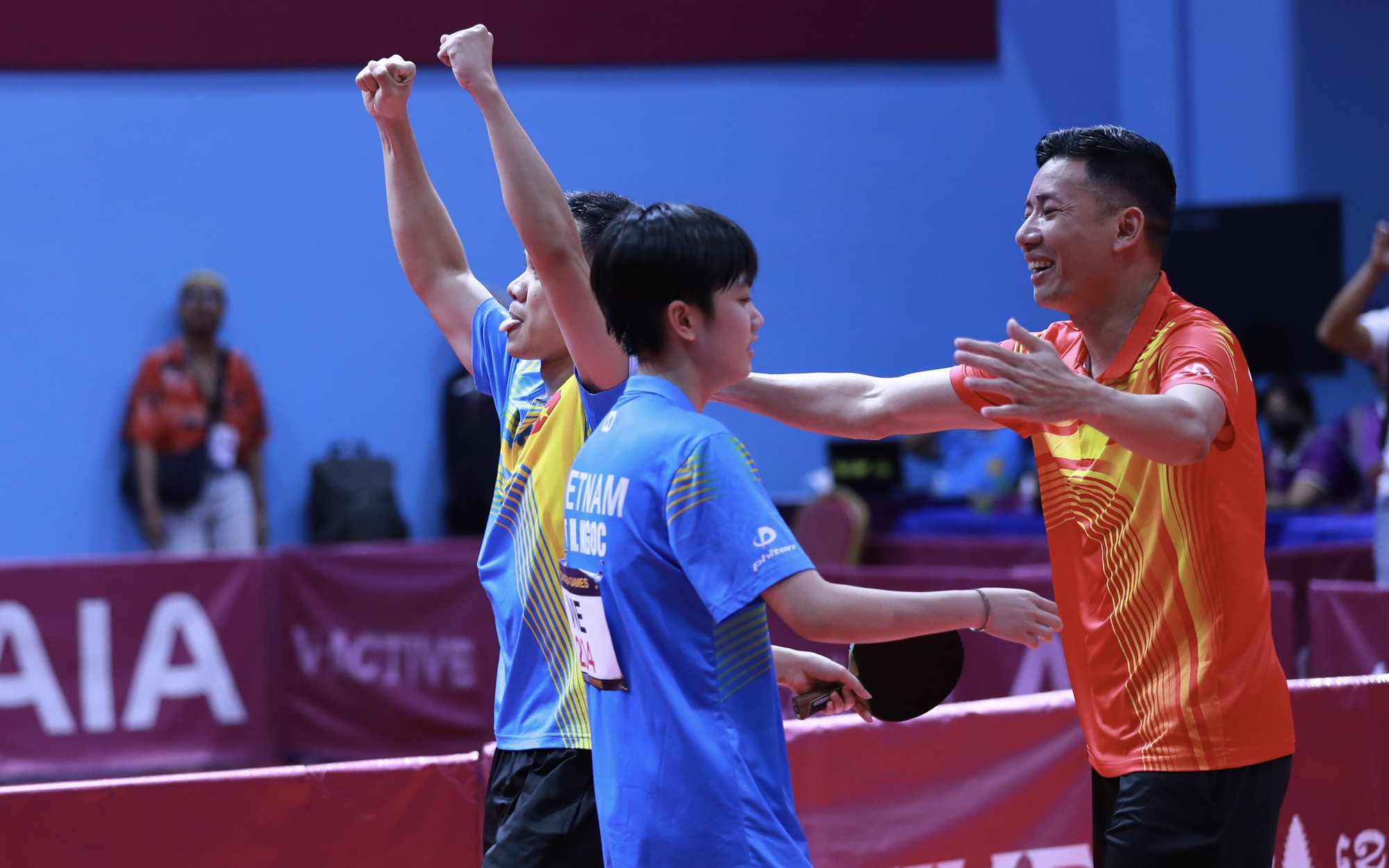 SEA Games 32: Hai nh&agrave; v&ocirc; địch b&oacute;ng b&agrave;n tuổi teen l&agrave;m n&ecirc;n lịch sử sau 26 năm - Ảnh 9.
