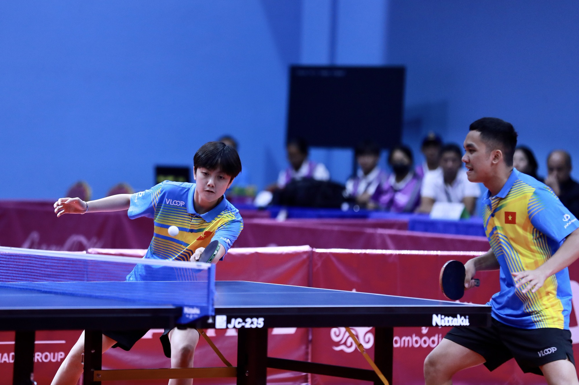 SEA Games 32: Hai nh&agrave; v&ocirc; địch b&oacute;ng b&agrave;n tuổi teen l&agrave;m n&ecirc;n lịch sử sau 26 năm - Ảnh 6.