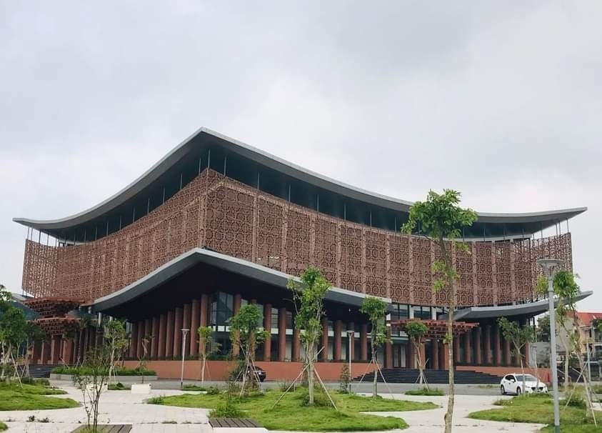 Nh&agrave; h&aacute;t hơn 240 tỉ đồng g&acirc;y tranh c&atilde;i bởi h&agrave;ng ghế gỗ bề thế tốn k&eacute;m - Ảnh 3.