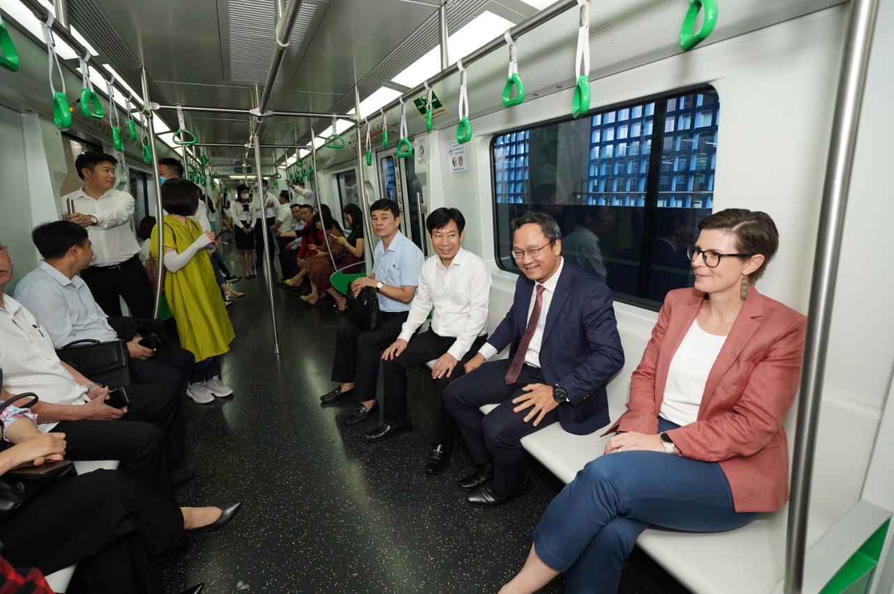 Kêu gọi chuyển từ đi xe cá nhân sang đi xe đạp, xe điện, phương tiện công cộng
