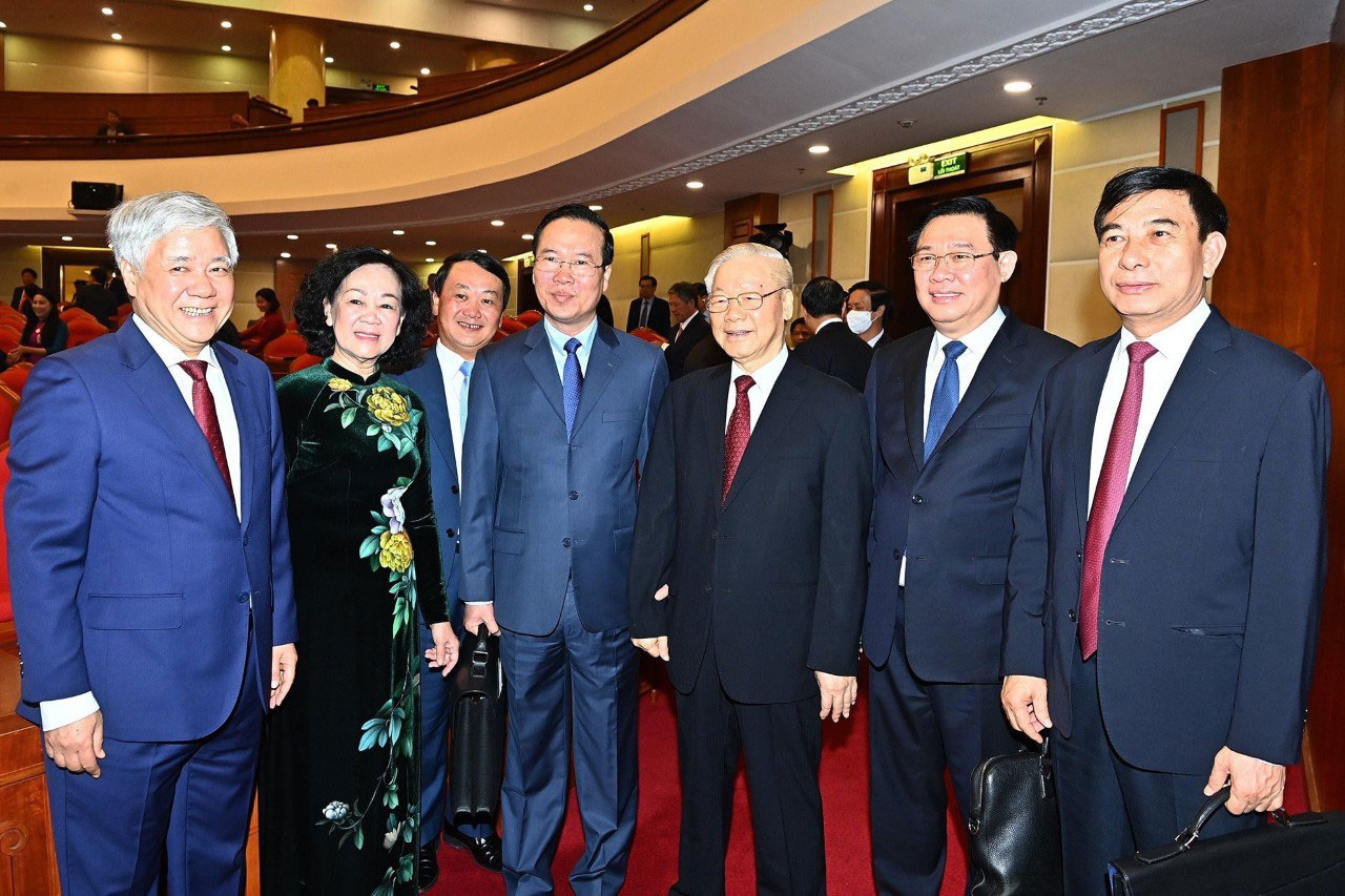 Lấy phiếu t&iacute;n nhiệm c&aacute;c Ủy vi&ecirc;n Bộ Ch&iacute;nh trị, Ban B&iacute; thư