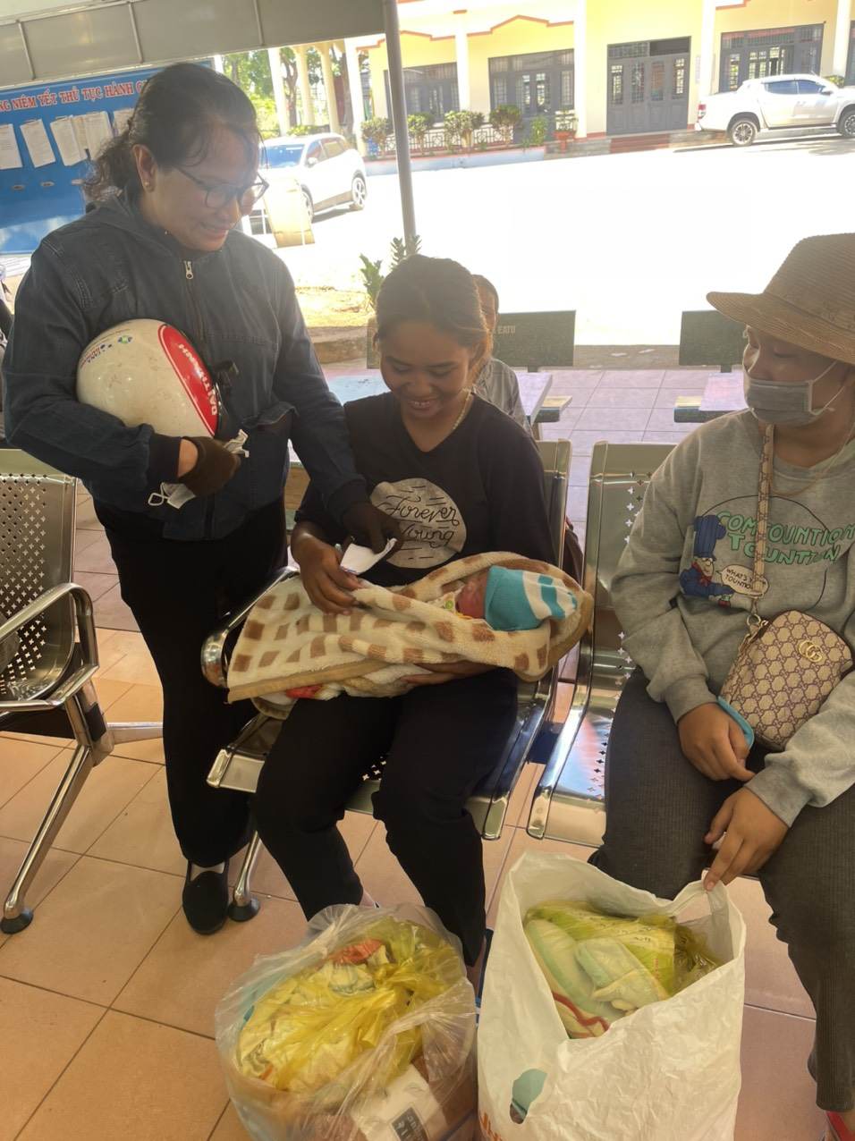 Bé sơ sinh bị bỏ rơi còn nguyên dây rốn