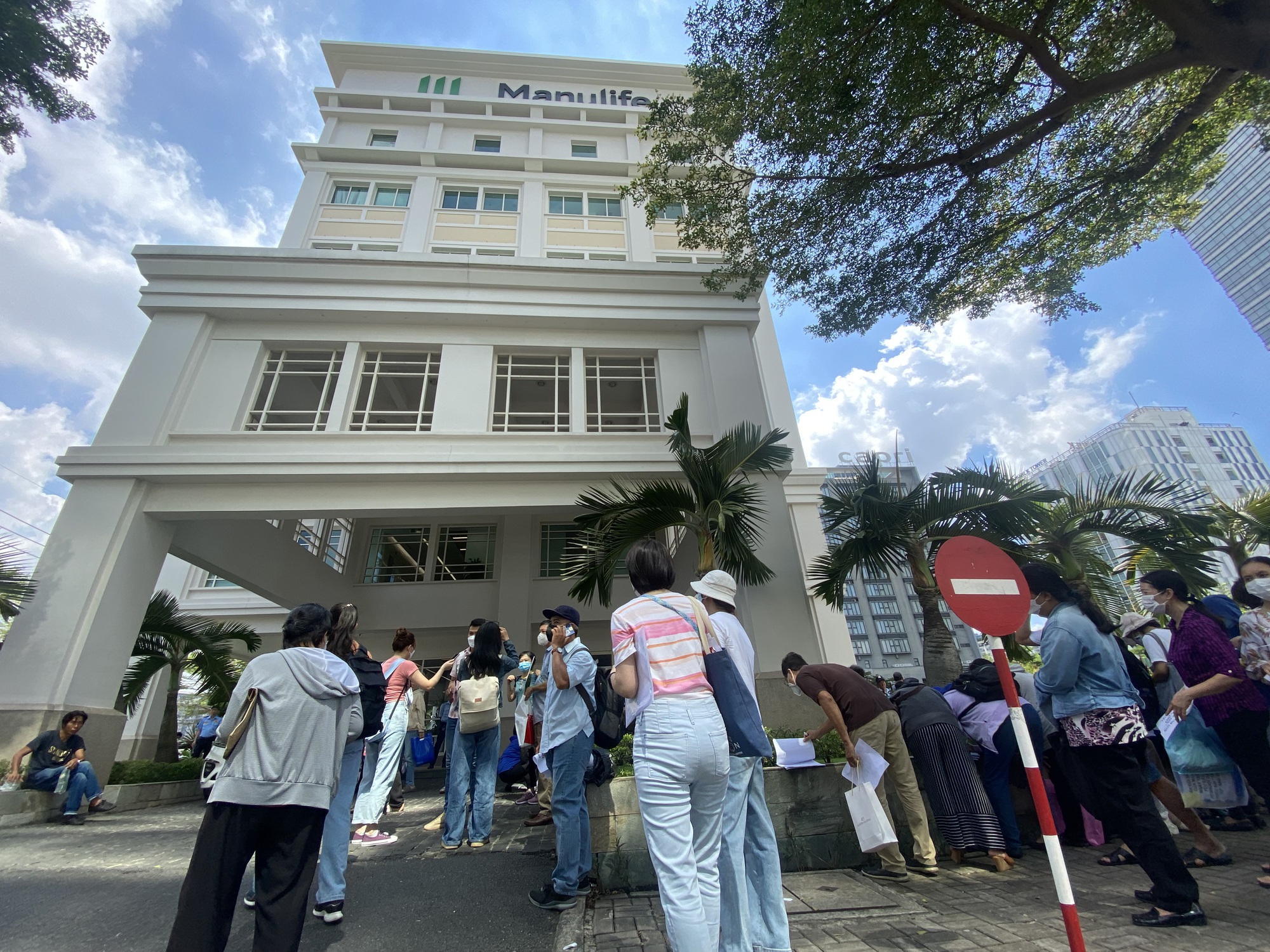 Cả trăm khách hàng đến trụ sở Manulife đòi hủy gói "Tâm an đầu tư"