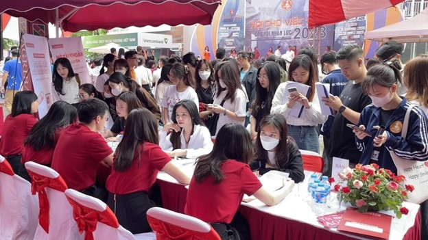 Agribank đồng h&agrave;nh c&ugrave;ng Hội chợ việc l&agrave;m - Cầu nối nh&acirc;n lực 2023 - Ảnh 2.