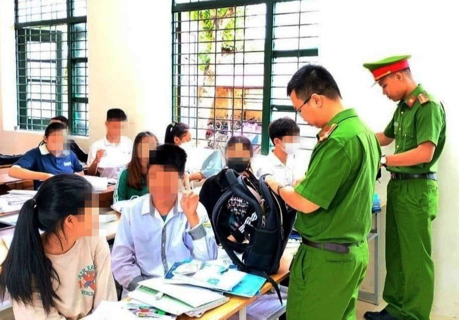 Huy động 3.000 cảnh sát tổng kiểm tra, phát hiện cả trăm dao, kéo học sinh mang tới trường