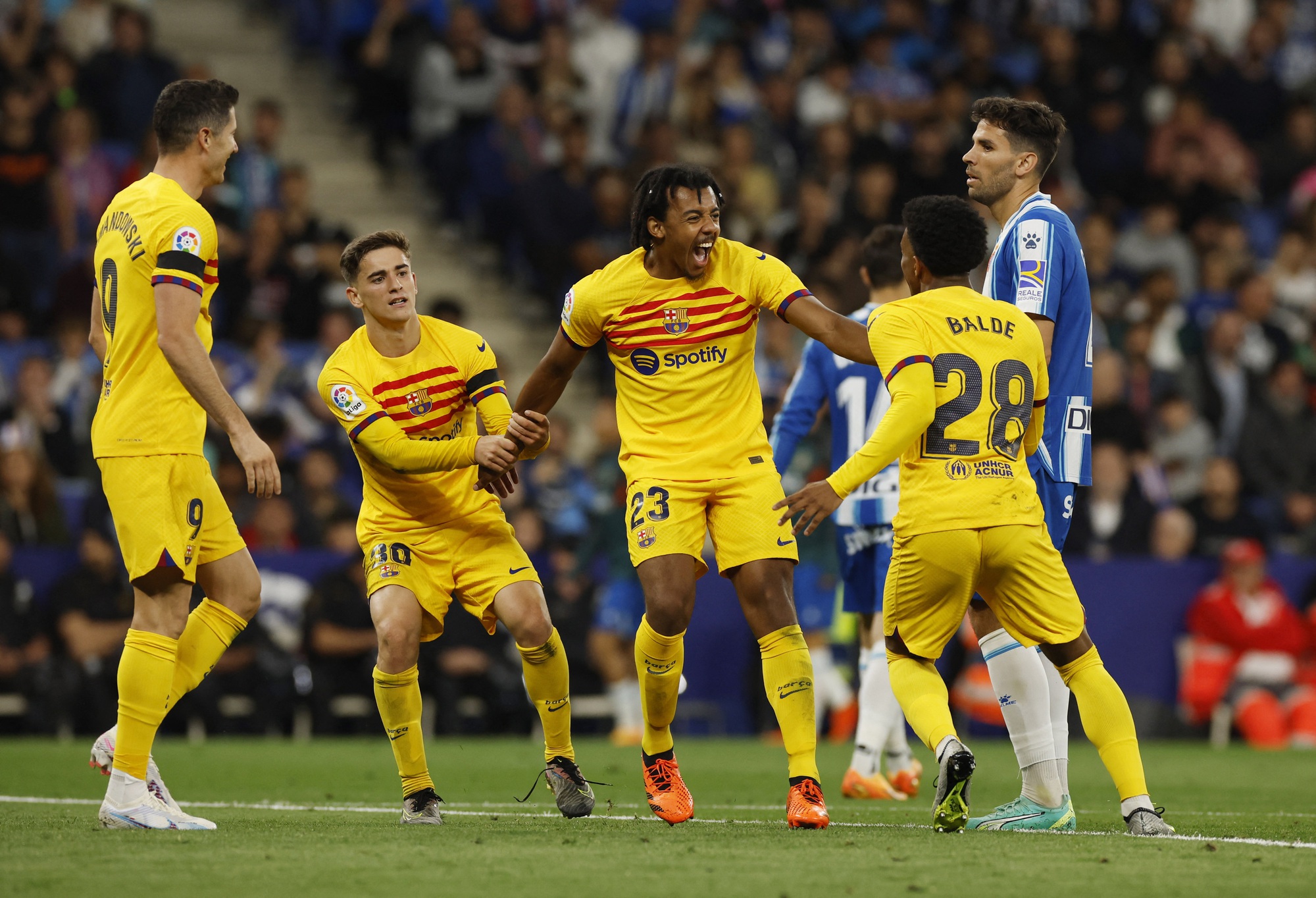Thắng đậm chủ nh&agrave; Espanyol, Barcelona l&ecirc;n ng&ocirc;i v&ocirc; địch La Liga sớm - Ảnh 4.