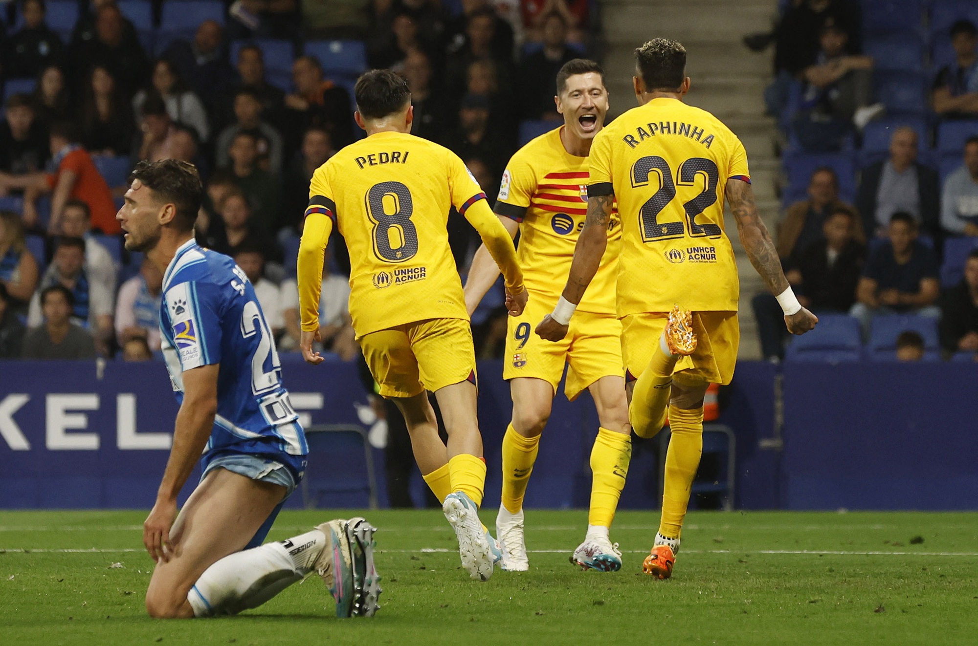 Thắng đậm chủ nh&agrave; Espanyol, Barcelona l&ecirc;n ng&ocirc;i v&ocirc; địch La Liga sớm - Ảnh 3.