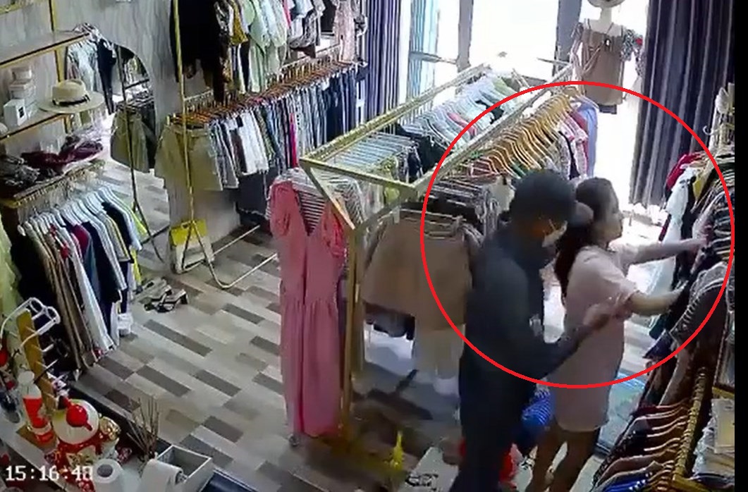 Bắt tên cướp dùng dao khống chế người phụ nữ ở cửa hàng quần áo