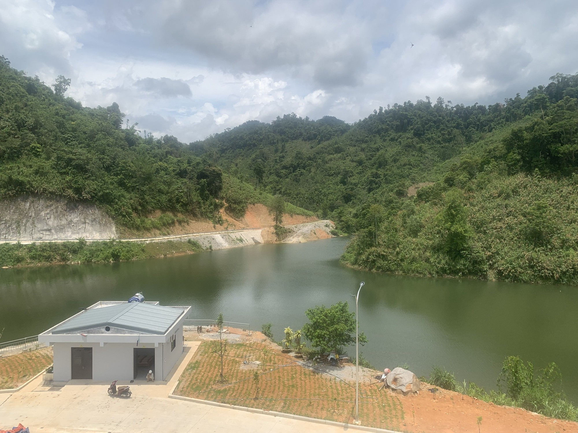 Thủy điện ng&agrave;n tỉ ở Quảng Ng&atilde;i x&acirc;y chui nhiều hạng mục nhưng vẫn vận h&agrave;nh - Ảnh 3.
