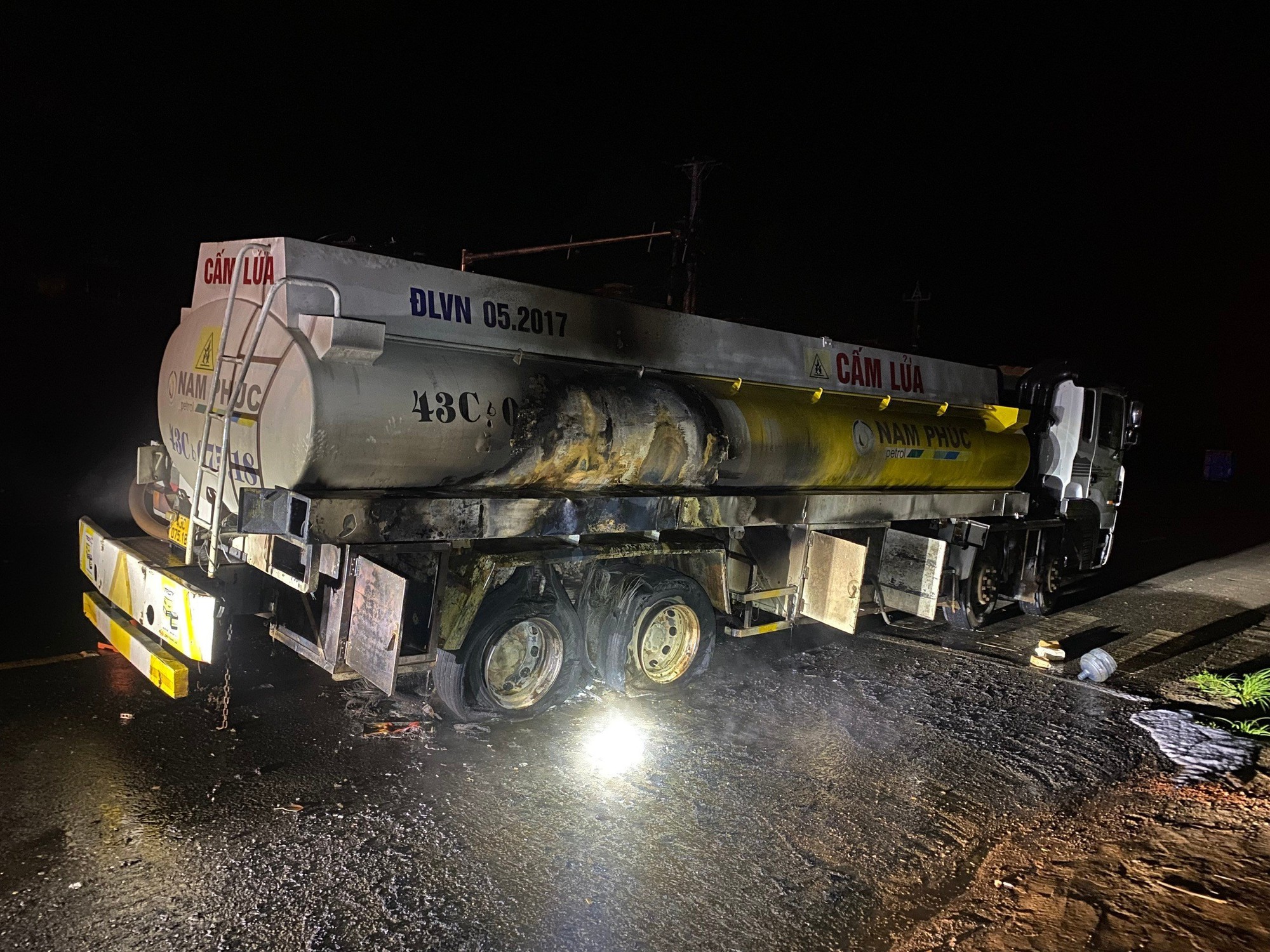 Xe bồn chở xăng bốc ch&aacute;y trong đ&ecirc;m - Ảnh 1.