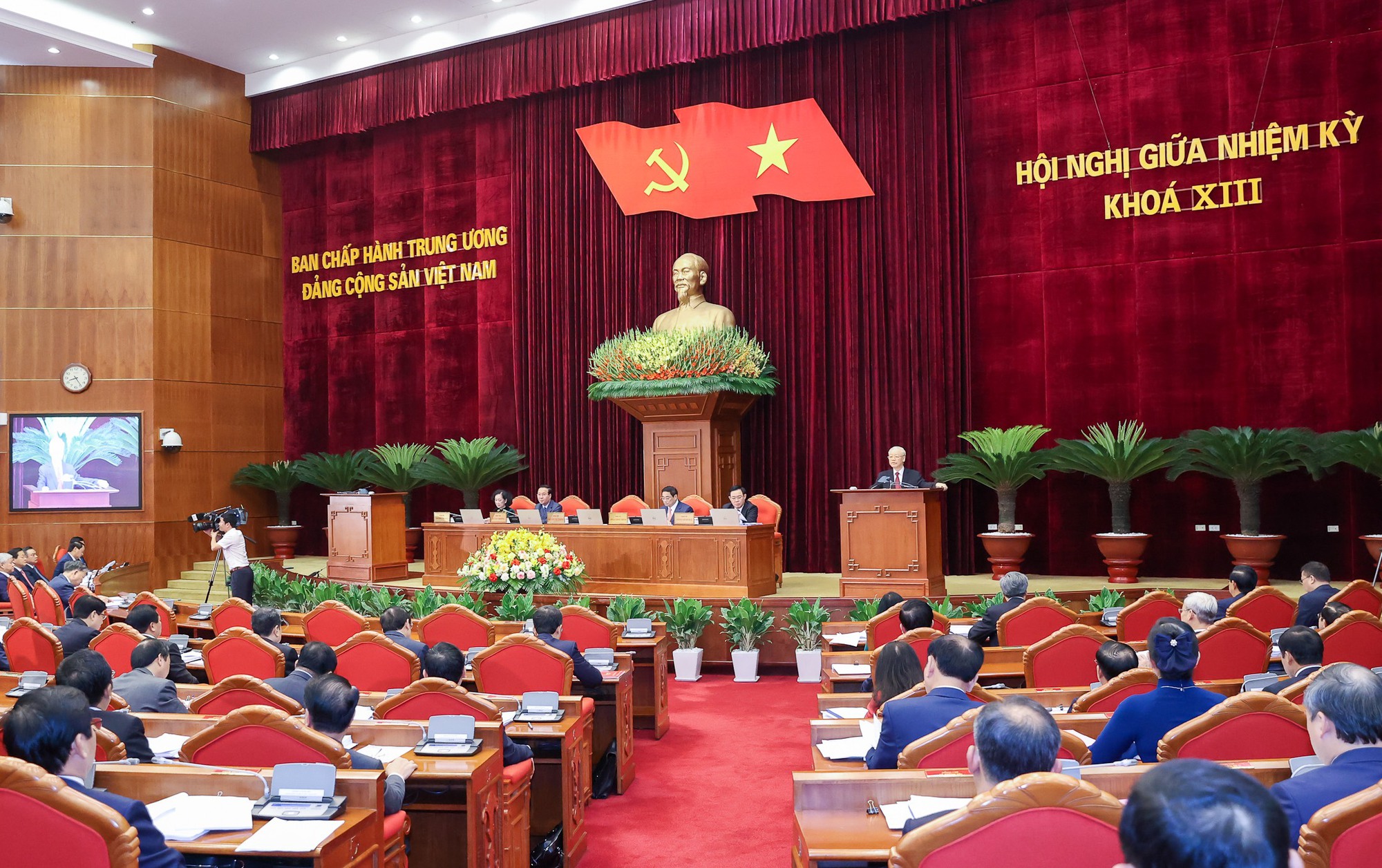 Thủ tướng điều h&agrave;nh thảo luận trong ng&agrave;y l&agrave;m việc thứ 2 của Hội nghị Trung ương - Ảnh 1.