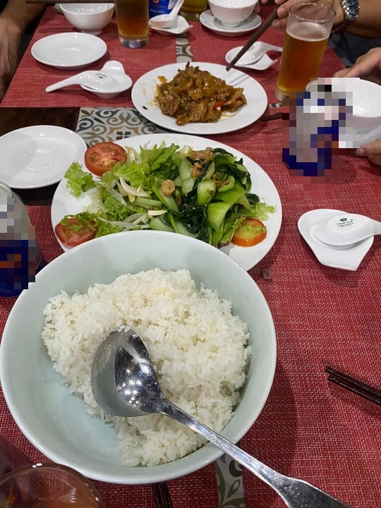 Một khu du lịch ở Hội An bị tố suất ăn 200.000 đồng chỉ có tô canh với vài miếng thịt - Ảnh 5.