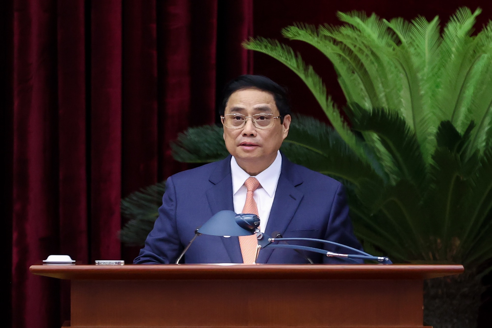 Thủ tướng điều hành thảo luận trong ngày làm việc thứ 2 của Hội nghị Trung ương