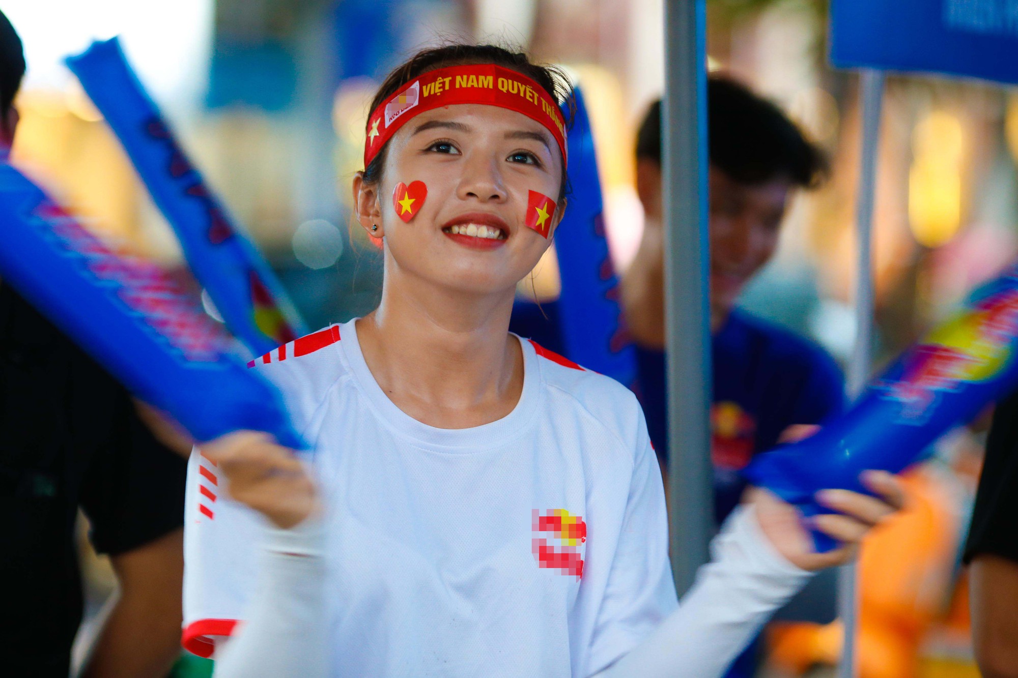 Bất chấp trời mưa, CĐV tại phố đi bộ Nguyễn Huệ vẫn cuồng nhiệt - Ảnh 9.