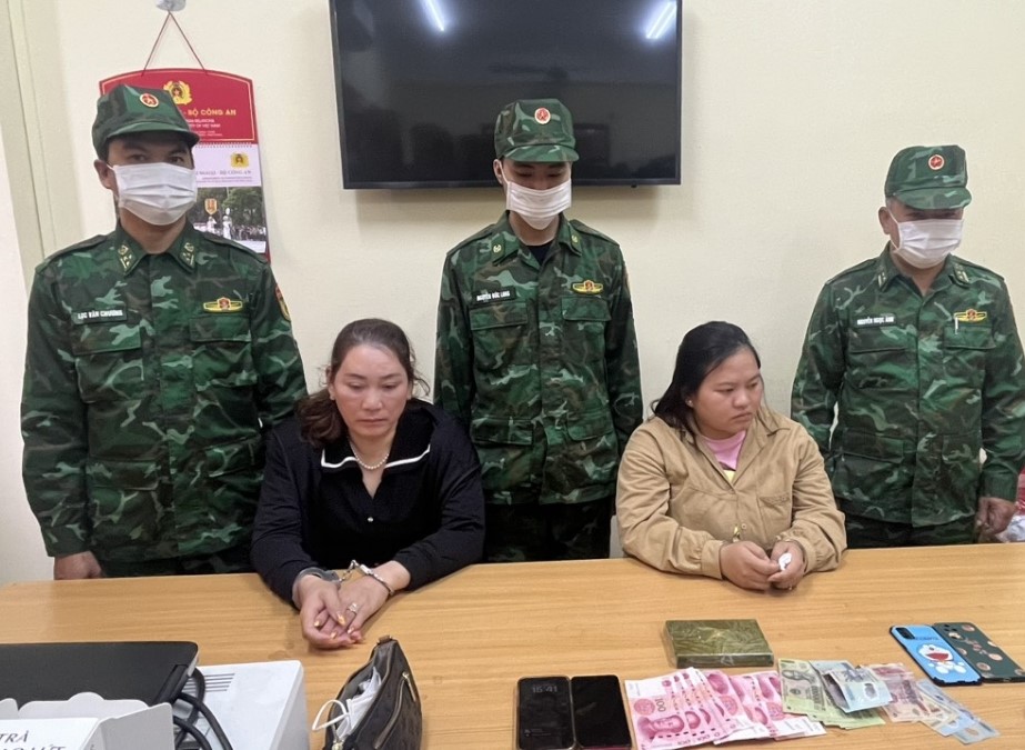 Mẹ và con gái đi xe SH mua 95 triệu đồng ma túy từ người đàn ông lạ mặt