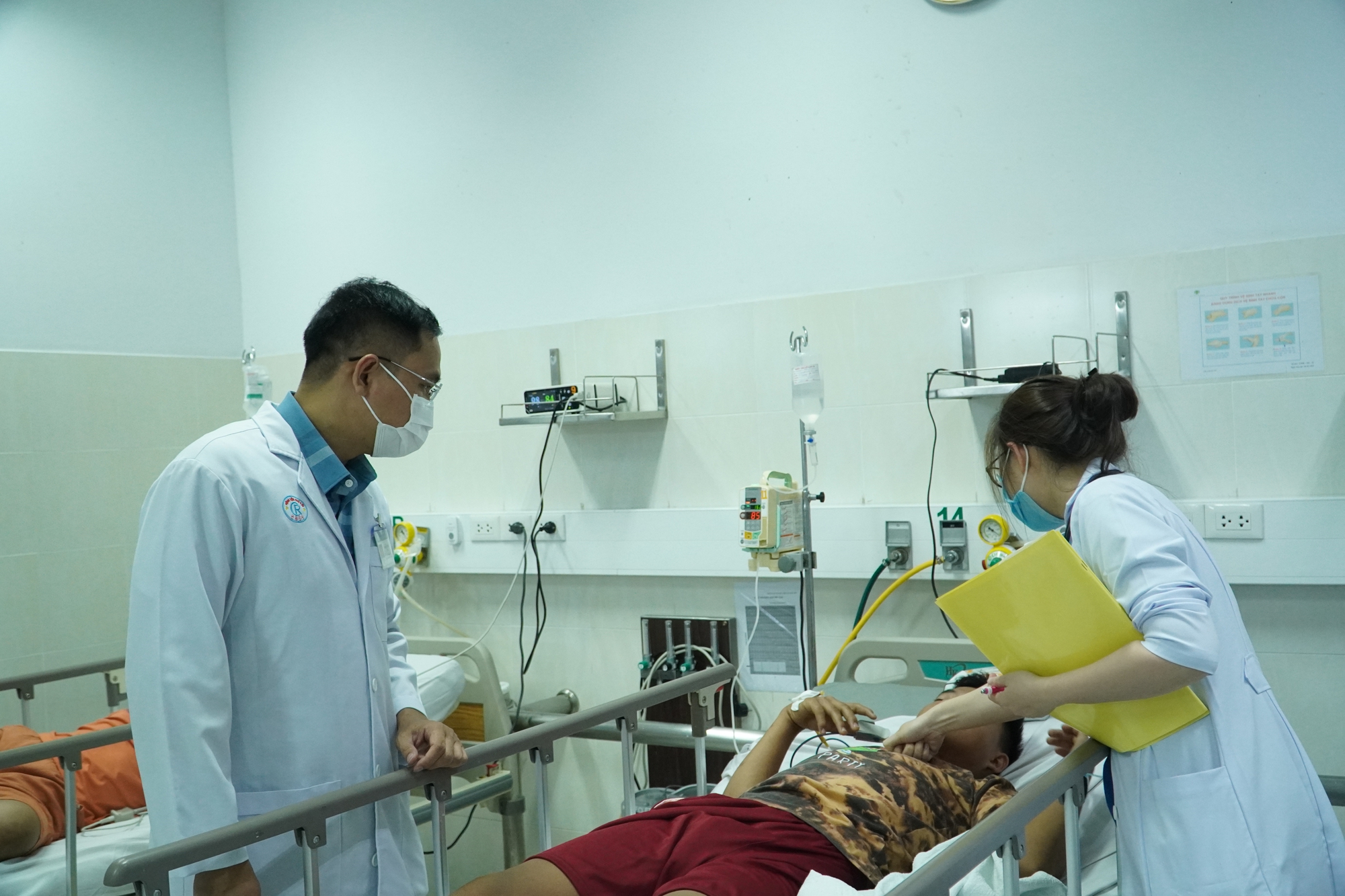 Xuy&ecirc;n đ&ecirc;m chuyển thuốc hiếm từ Quảng Nam về lại TP HCM cứu 3 người ngộ độc sau ăn gi&ograve; lụa - Ảnh 1.