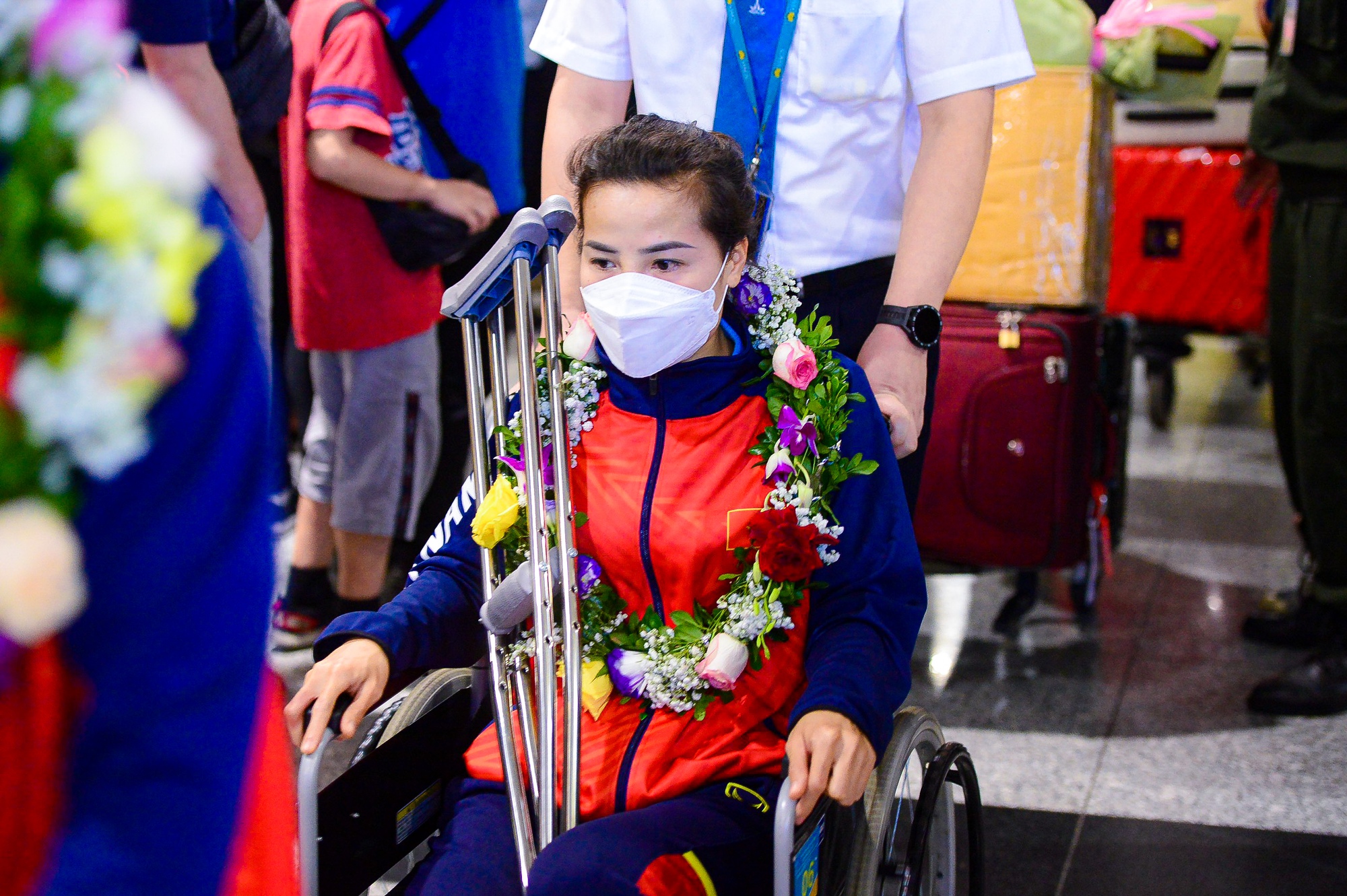 Thầy tr&ograve; Mai Đức Chung rạng rỡ về nước sau khi lập kỷ lục tại SEA Games - Ảnh 7.