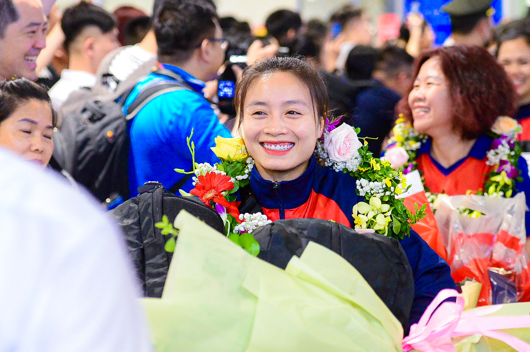 Thầy tr&ograve; Mai Đức Chung rạng rỡ về nước sau khi lập kỷ lục tại SEA Games - Ảnh 6.