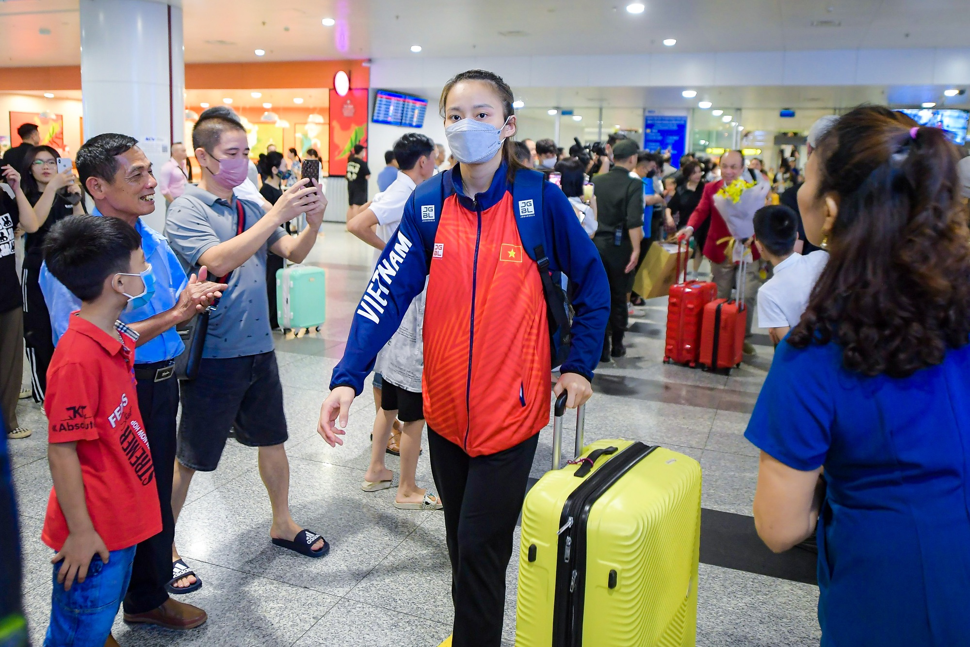 Thầy tr&ograve; Mai Đức Chung rạng rỡ về nước sau khi lập kỷ lục tại SEA Games - Ảnh 9.
