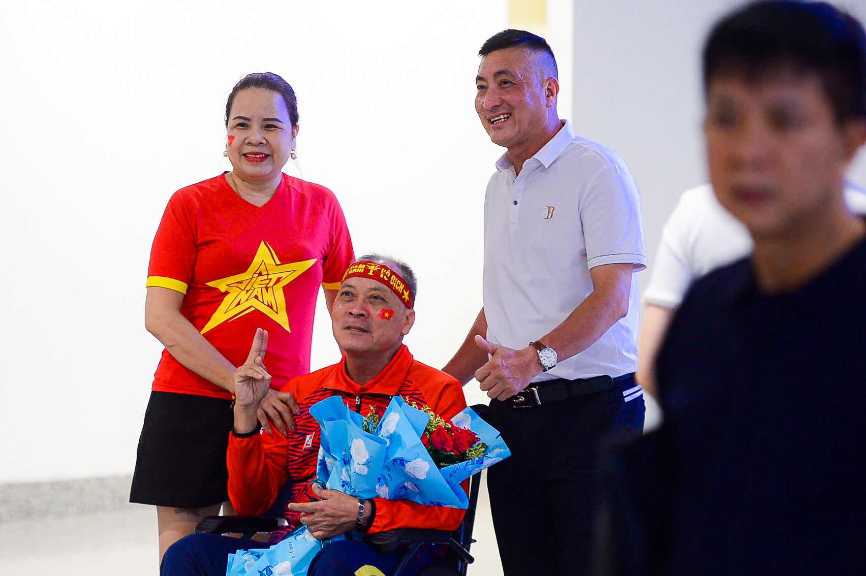 Thầy tr&ograve; Mai Đức Chung rạng rỡ về nước sau khi lập kỷ lục tại SEA Games - Ảnh 2.