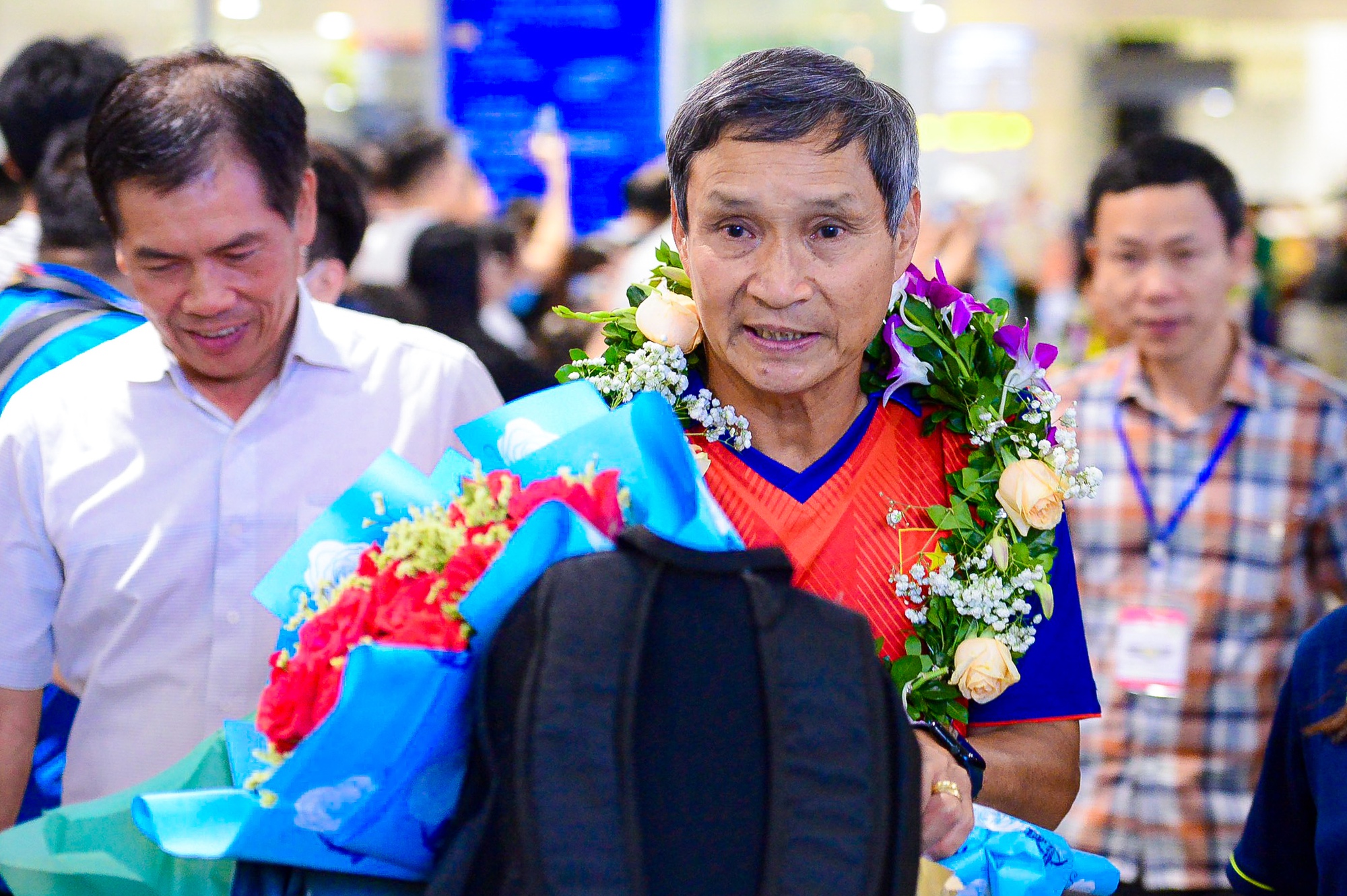 Thầy tr&ograve; Mai Đức Chung rạng rỡ về nước sau khi lập kỷ lục tại SEA Games - Ảnh 4.