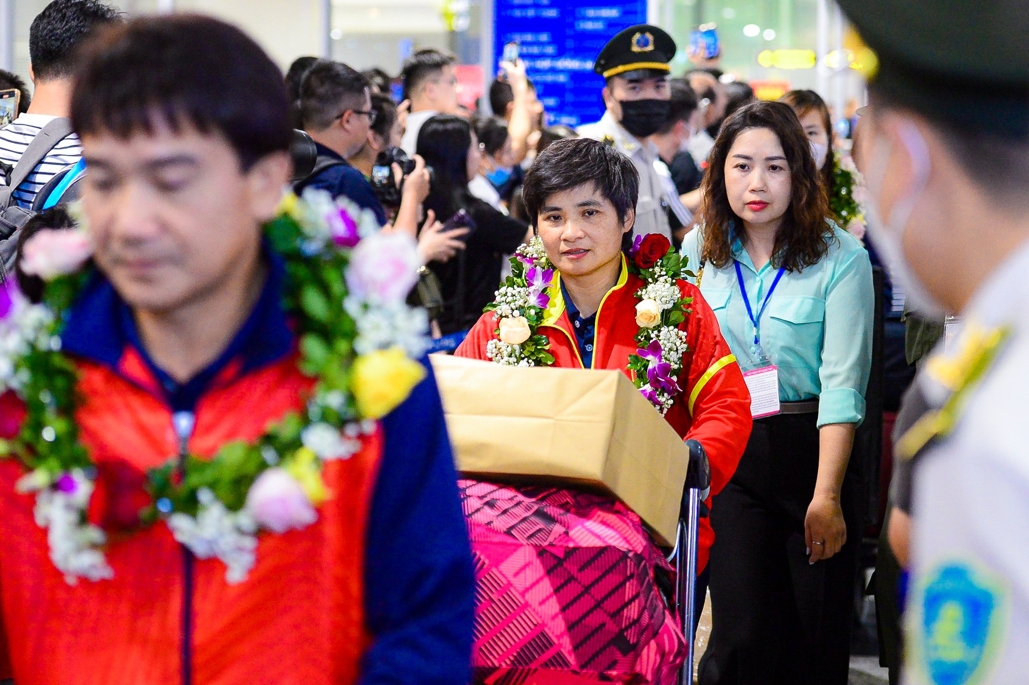 Thầy tr&ograve; Mai Đức Chung rạng rỡ về nước sau khi lập kỷ lục tại SEA Games - Ảnh 10.