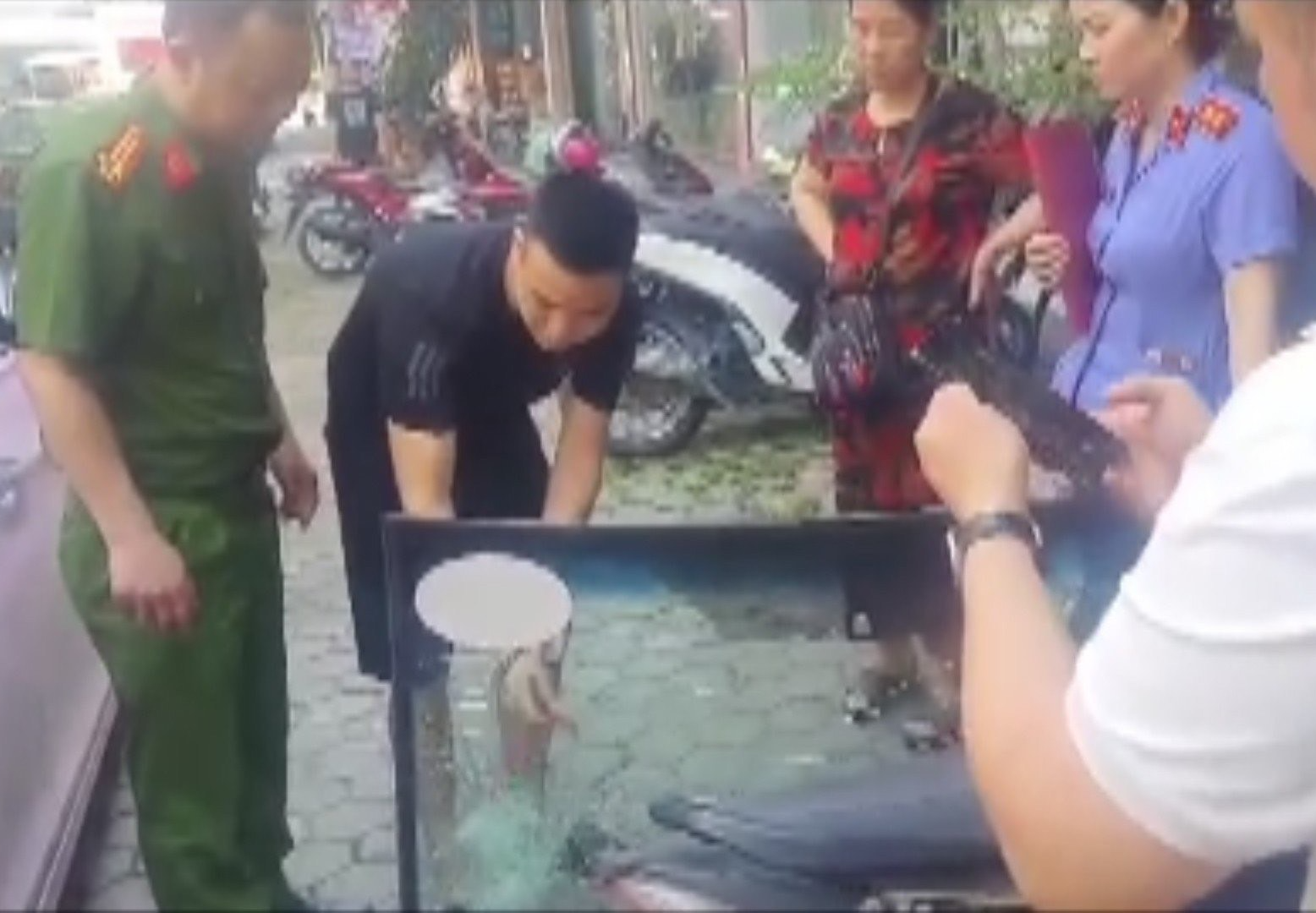 Hai thanh niên gây ra hàng loạt vụ phá kính ôtô liên tỉnh
