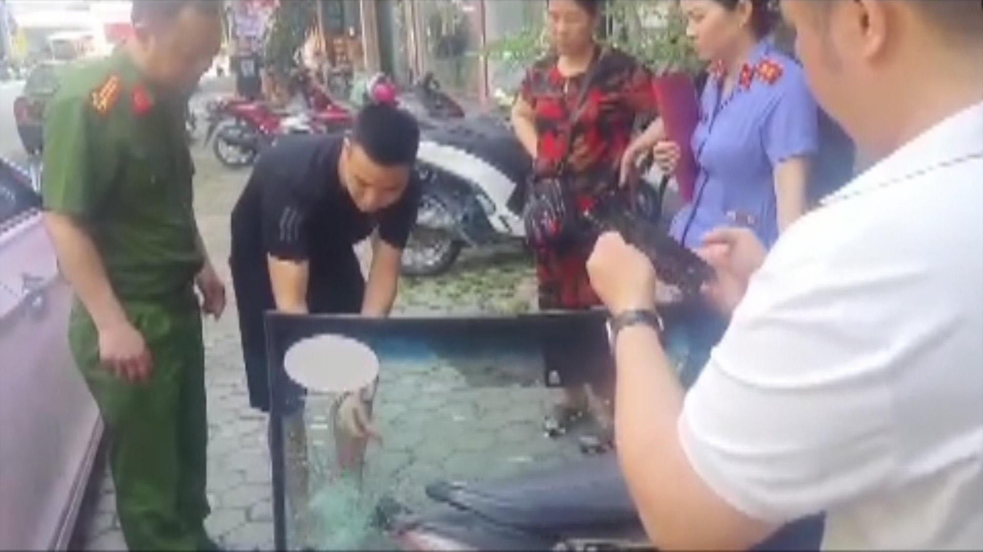 Hai thanh niên gây ra hàng loạt vụ phá kính ôtô liên tỉnh - Ảnh 3.