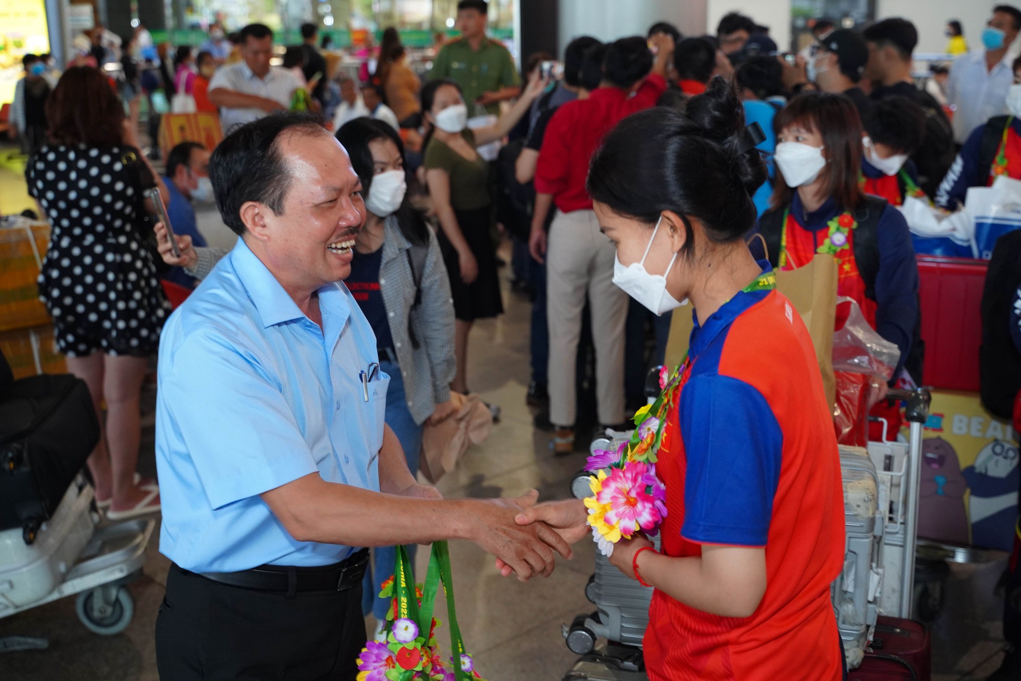 Hình ảnh đón đội tuyển bóng đá nữ Việt Nam tại Tân Sơn Nhất
