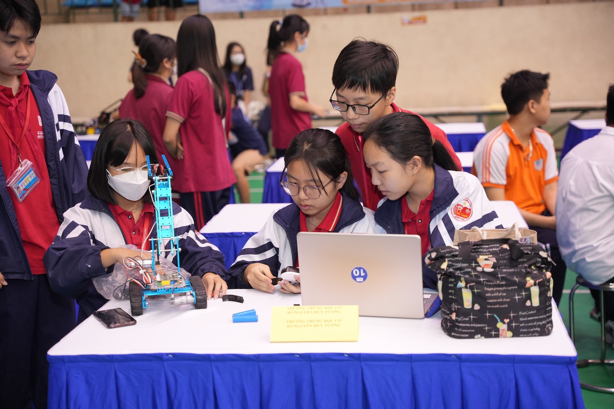 Thiết kế robot giúp du khách di chuyển an toàn - Ảnh 2.