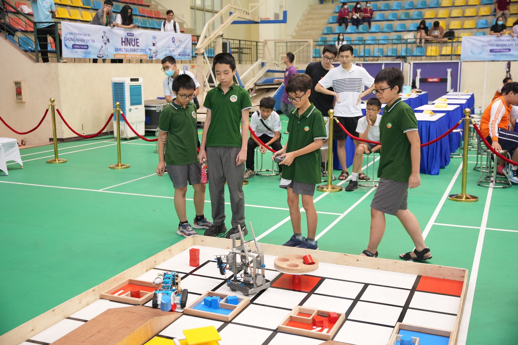 Thiết kế robot giúp du khách di chuyển an toàn - Ảnh 1.