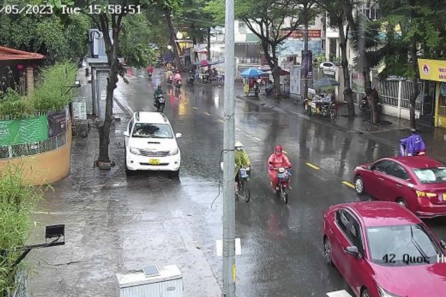 Nhiều nơi ở TP HCM đang mưa, mây đen phủ kín - Ảnh 4.